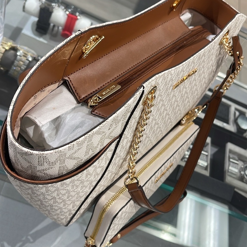 MICHAEL KORS
Jet Set Lg Shoulder Bag & JST Lg Travel CONTINENTAL wallet-wristlt - Picture 14 of 16